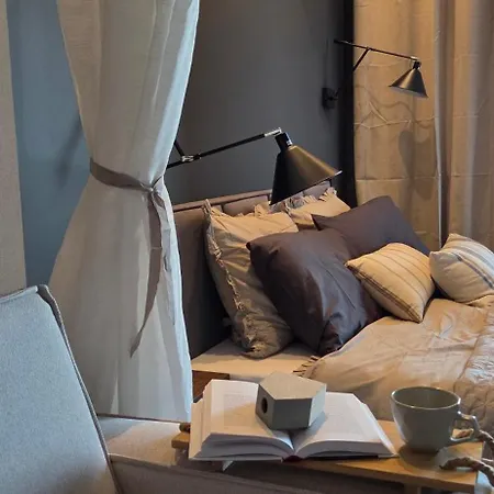 57 , Kawalerka Z Widokiem Na Jezioro